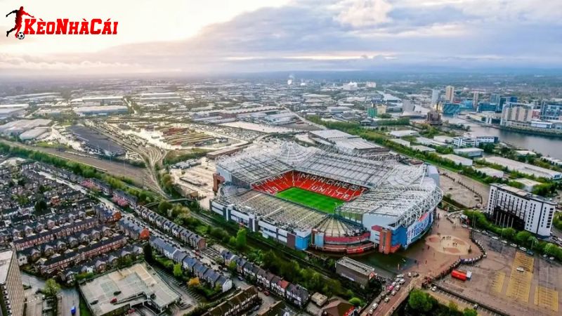 Sân Old Trafford được xem là biểu tượng thiêng liêng của câu lạc bộ bóng đá Anh